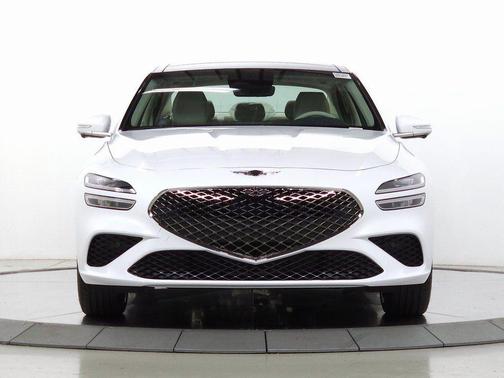 Uyuni White 2026 Genesis G70 2.5T Prestige