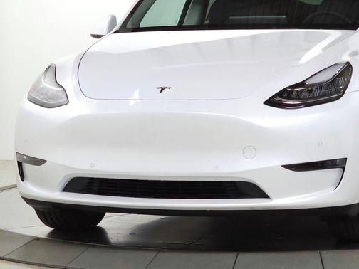 Pearl White Multi 2022 Tesla Model Y Long Range