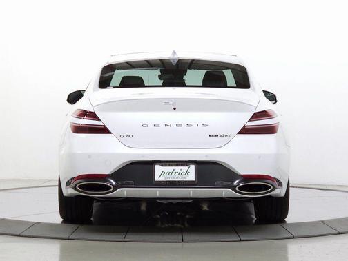 Uyuni White 2025 Genesis G70 3.3T Sport Advanced