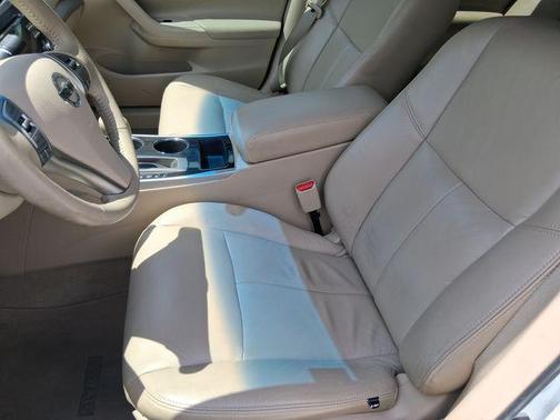 Pearl White 2013 Nissan Altima 2.5 SV