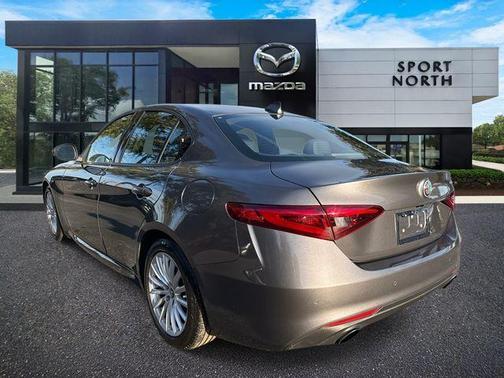 2022 Alfa Romeo Giulia Base