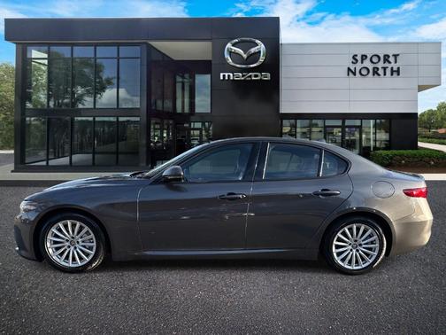 2022 Alfa Romeo Giulia Base