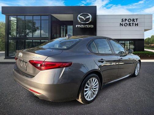 2022 Alfa Romeo Giulia Base