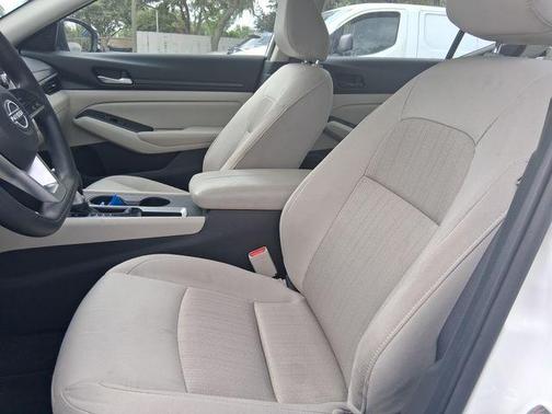 Pearl White Tri-Coat 2025 Nissan Altima SV