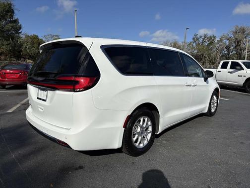 2023 Chrysler Pacifica Touring-L