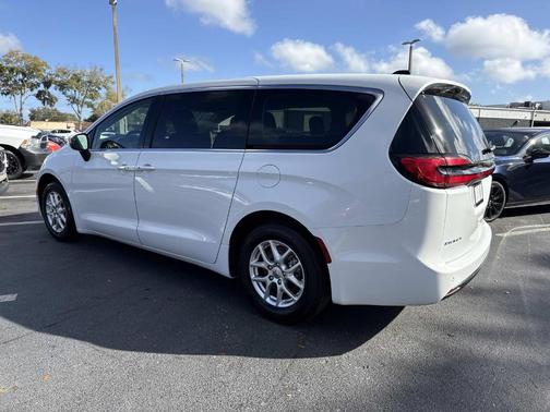 2023 Chrysler Pacifica Touring-L