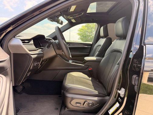 Diamond Black Crystal Pearlcoat 2026 Jeep Grand Cherokee L Altitude