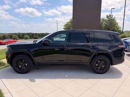 Diamond Black Crystal Pearlcoat 2026 Jeep Grand Cherokee L Altitude