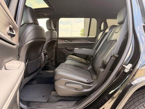 Diamond Black Crystal Pearlcoat 2026 Jeep Grand Cherokee L Altitude