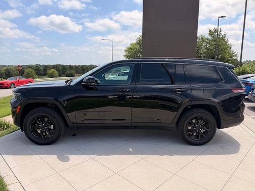 Diamond Black Crystal Pearlcoat 2026 Jeep Grand Cherokee L Altitude