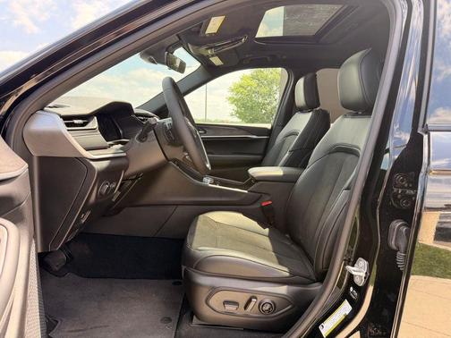 Diamond Black Crystal Pearlcoat 2026 Jeep Grand Cherokee L Altitude