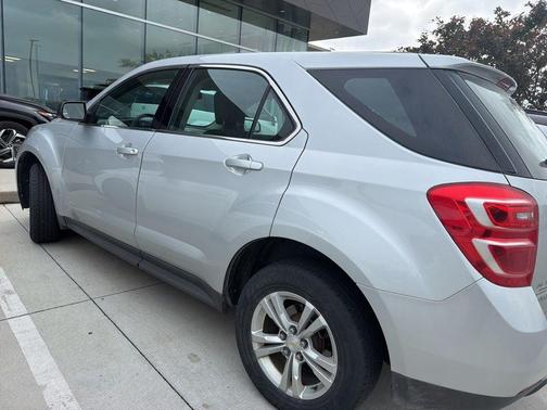 Silver Ice Metallic 2017 Chevrolet Equinox LS