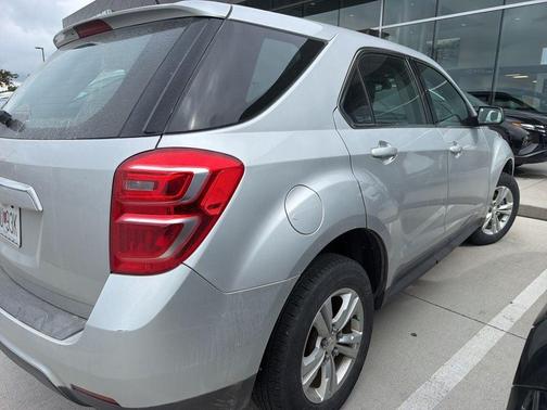 Silver Ice Metallic 2017 Chevrolet Equinox LS