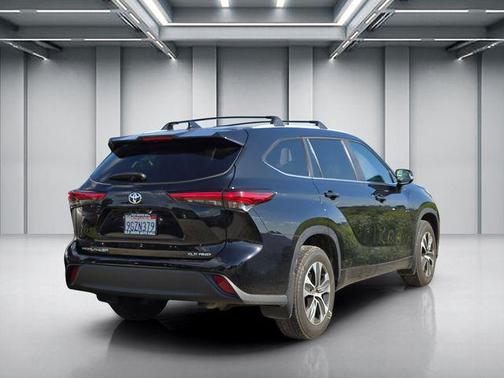 Midnight Black Metallic 2023 Toyota Highlander XLE