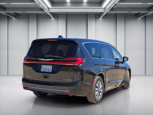 Brilliant Black Crystal Pearlcoat 2023 Chrysler Pacifica Hybrid Touring L