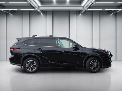 Midnight Black Metallic 2024 Toyota Highlander XLE