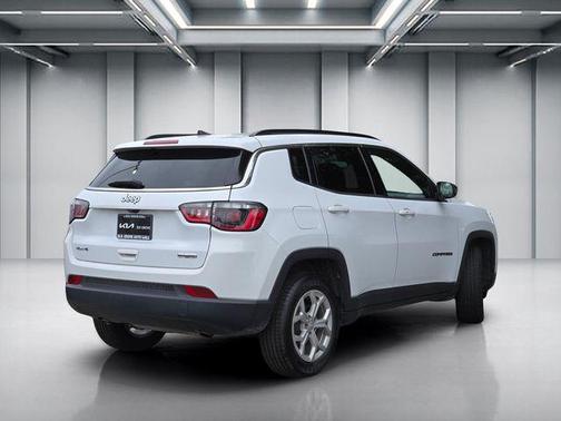 Bright White Clearcoat 2024 Jeep Compass Latitude