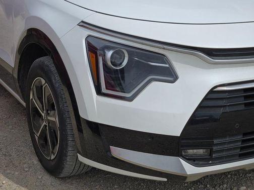 Snow White Pearl 2023 Kia Niro SX