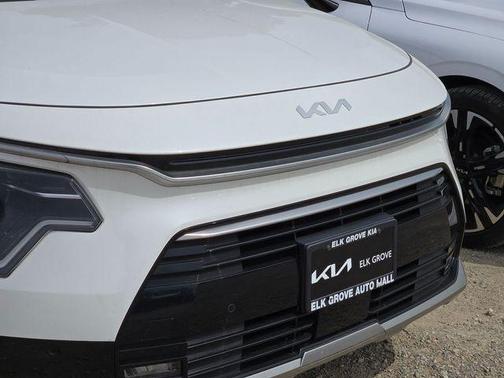Snow White Pearl 2023 Kia Niro SX