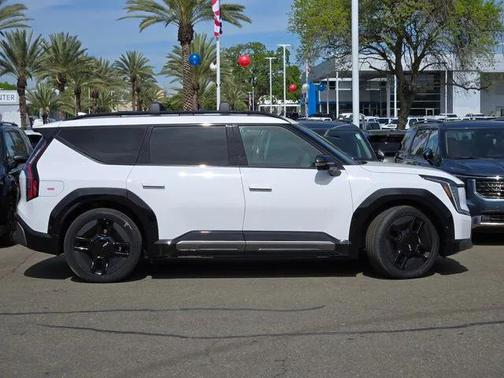 Glacial White Pearl 2026 Kia EV9 GT-Line