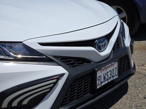 Ice Cap 2024 Toyota Camry Hybrid SE