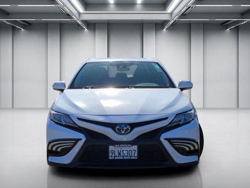 Ice Cap 2024 Toyota Camry Hybrid SE