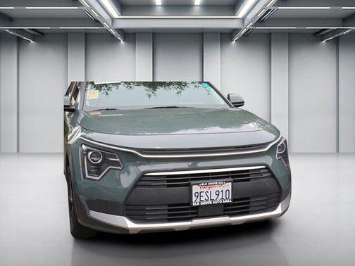 Cityscape Green 2023 Kia Niro EX