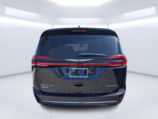 Brilliant Black Crystal Pearlcoat 2021 Chrysler Pacifica Limited
