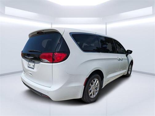 2025 Chrysler Voyager LX