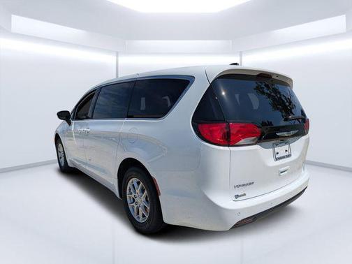 2025 Chrysler Voyager LX