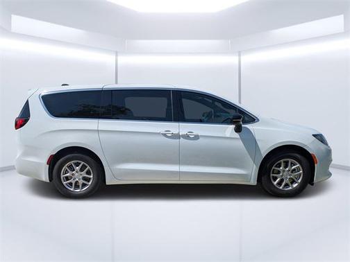 2025 Chrysler Voyager LX
