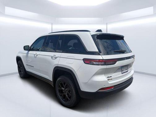 Bright White Clearcoat 2026 Jeep Grand Cherokee Altitude