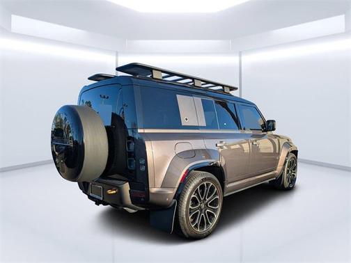 2025 Land Rover Defender 110 V8