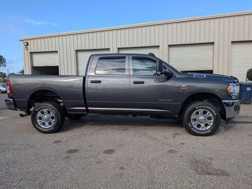 2022 RAM 2500 Tradesman Crew Cab 4x4 6'4' Box