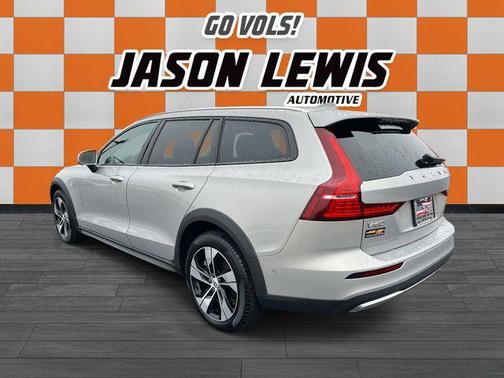 2025 Volvo V60 Cross Country Plus, B5 AWD Gas (mild hybrid)