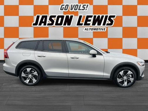 2025 Volvo V60 Cross Country Plus, B5 AWD Gas (mild hybrid)