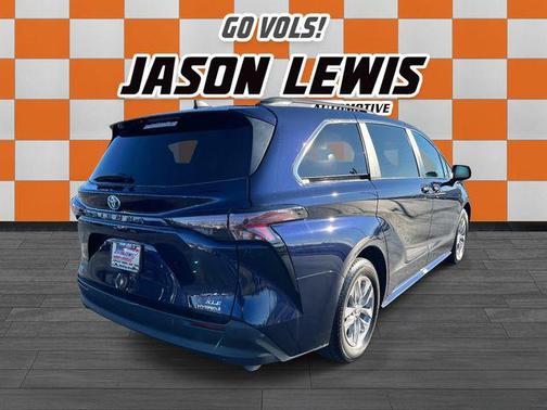 2024 Toyota Sienna XLE