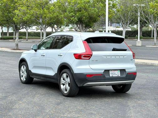 White 2022 Volvo XC40 T5 Momentum