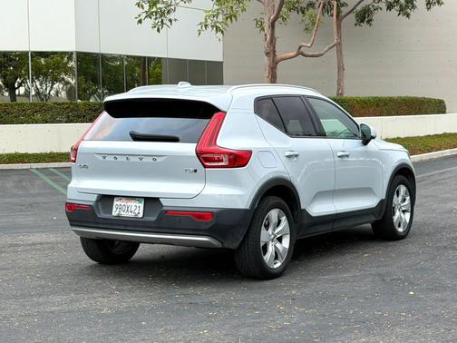 White 2022 Volvo XC40 T5 Momentum