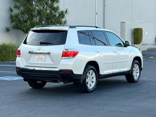 Blizzard Pearl 2013 Toyota Highlander SE