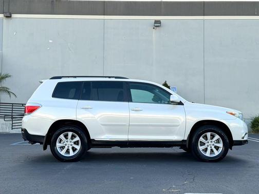 Blizzard Pearl 2013 Toyota Highlander SE