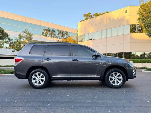 Grey 2013 Toyota Highlander SE
