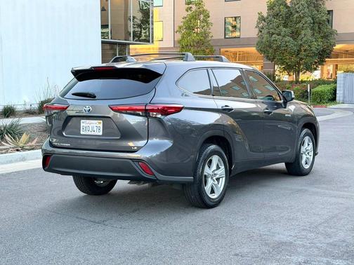 Magnetic Gray Metallic 2021 Toyota Highlander Hybrid LE