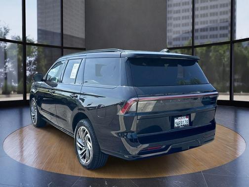 Black Metallic 2025 Lincoln Navigator Reserve