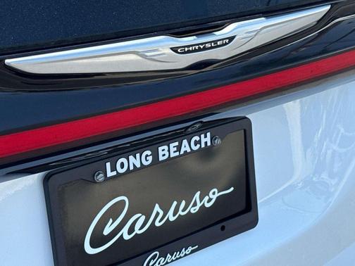 Bright White Clearcoat 2023 Chrysler Pacifica TOURING L