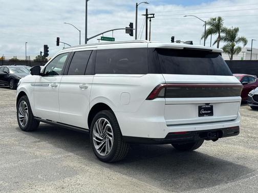 White Metallic 2025 Lincoln Navigator L Reserve