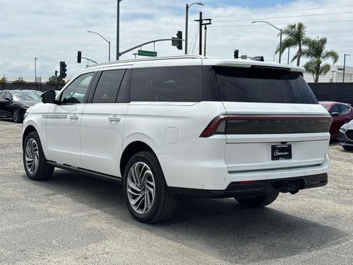 White Metallic 2025 Lincoln Navigator L Reserve