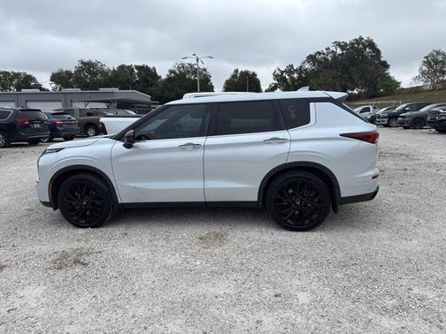 2022 Mitsubishi Outlander SE