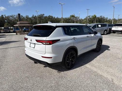 2022 Mitsubishi Outlander SE