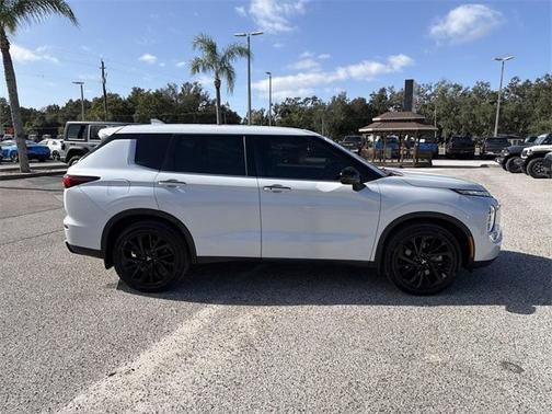 2022 Mitsubishi Outlander SE